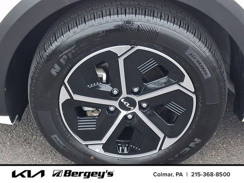 Certified 2024 Kia Niro LX FWD image 10