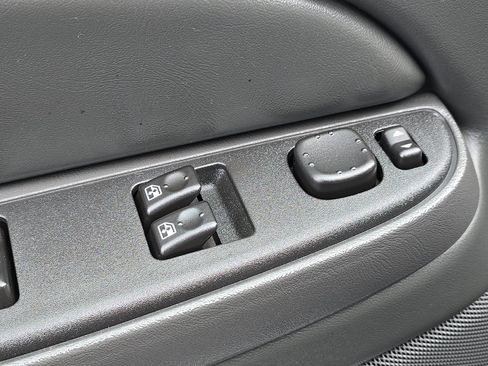 Used 2006 Chevrolet Silverado 2500 LT w/ Heavy-Duty Power Package image 11