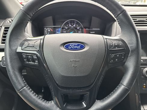 Used 2018 Ford Explorer XLT w/ Equipment Group 202A AWD/4WD image 9