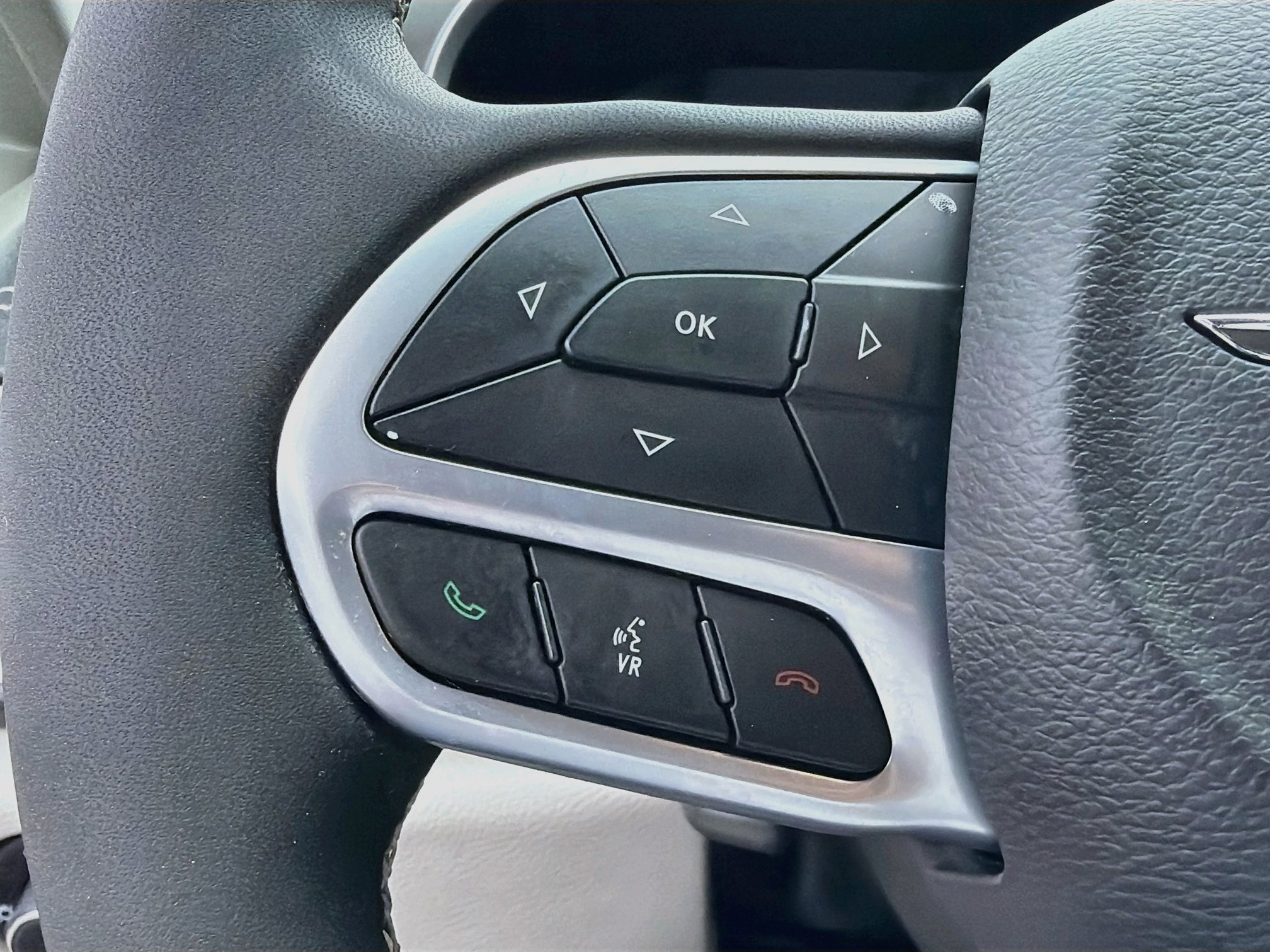 Used 2024 Chrysler Pacifica Limited FWD image 36