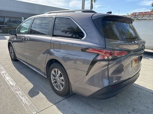 Used 2022 Toyota Sienna XLE image 4