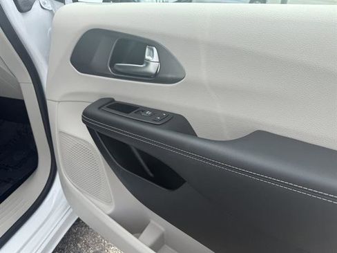 Used 2024 Chrysler Pacifica Touring-L image 16