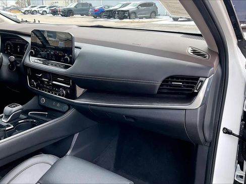 Certified 2022 Nissan Rogue Platinum w/ Head-Up Display Package image 18