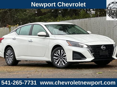 Used 2024 Nissan Altima 2.5 SV w/ SV Premium Package image 2