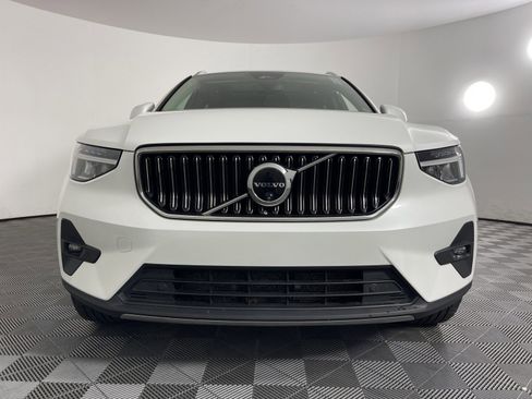Used 2024 Volvo XC40 B5 Plus image 8