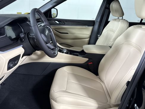 New 2025 Jeep Grand Cherokee Limited image 12