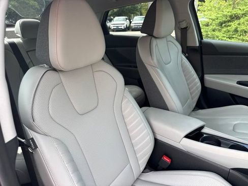 Used 2024 Hyundai Elantra Limited FWD image 28
