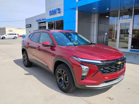 Used 2025 Chevrolet Trax LT w/ LT Convenience Package image 3