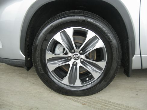 Used 2023 Toyota Highlander XLE image 31