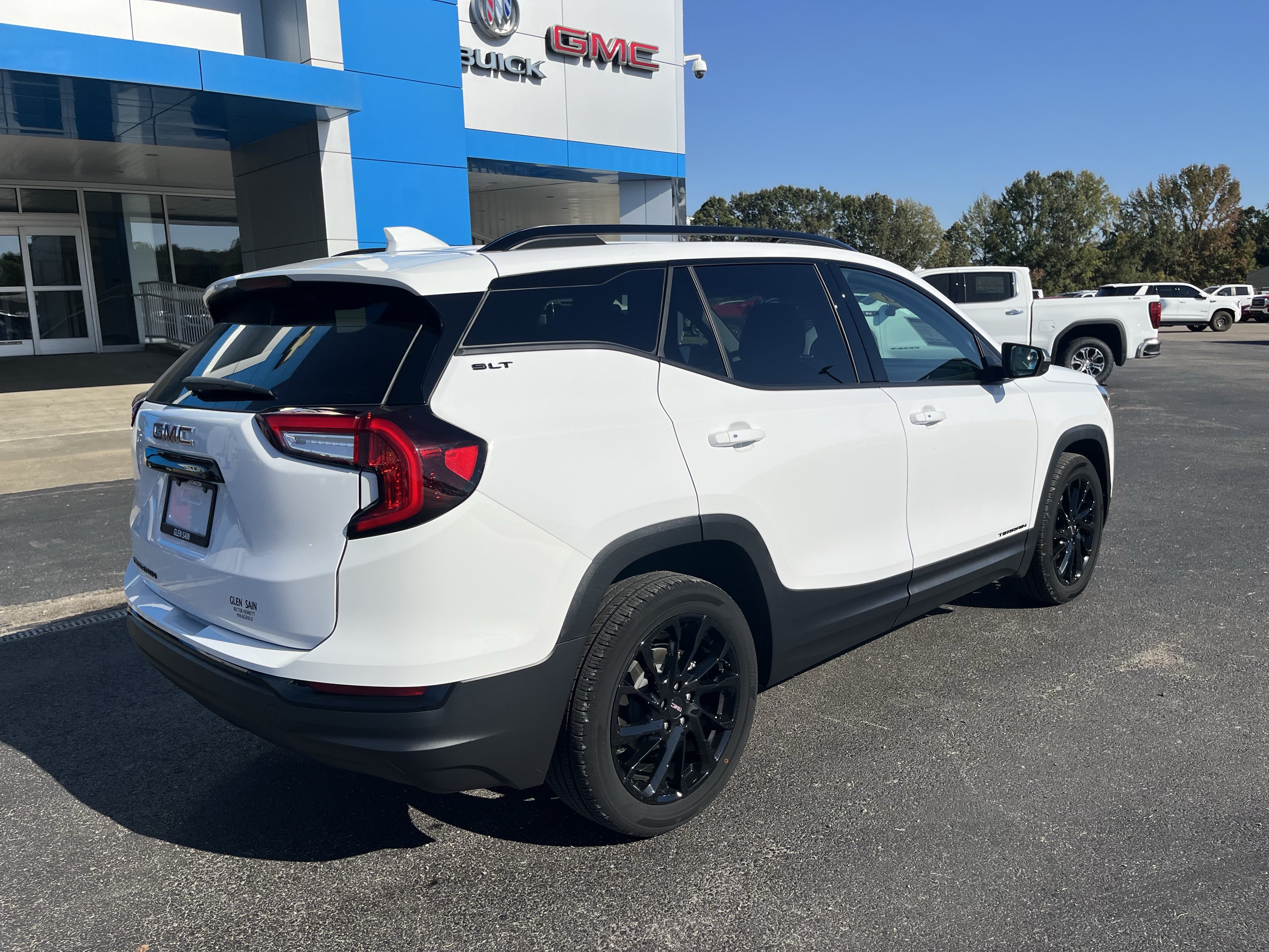 Used 2023 GMC Terrain SLT w/ Infotainment Package II FWD image 4