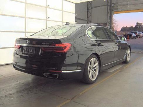 Used 2017 BMW 750i image 2