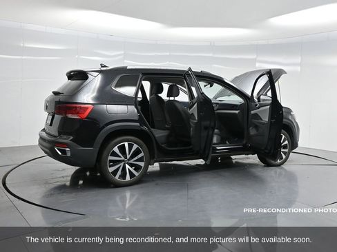 Used 2023 Volkswagen Taos SE w/ Panoramic Sunroof Package image 4