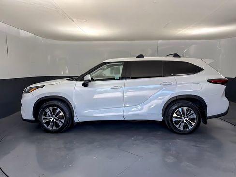 Used 2022 Toyota Highlander XLE FWD image 6