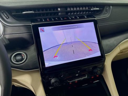 Used 2023 Jeep Grand Cherokee Limited image 14