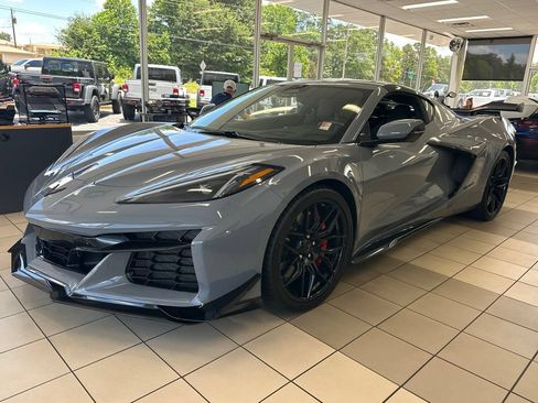 Used 2025 Chevrolet Corvette Z06 RWD image 2