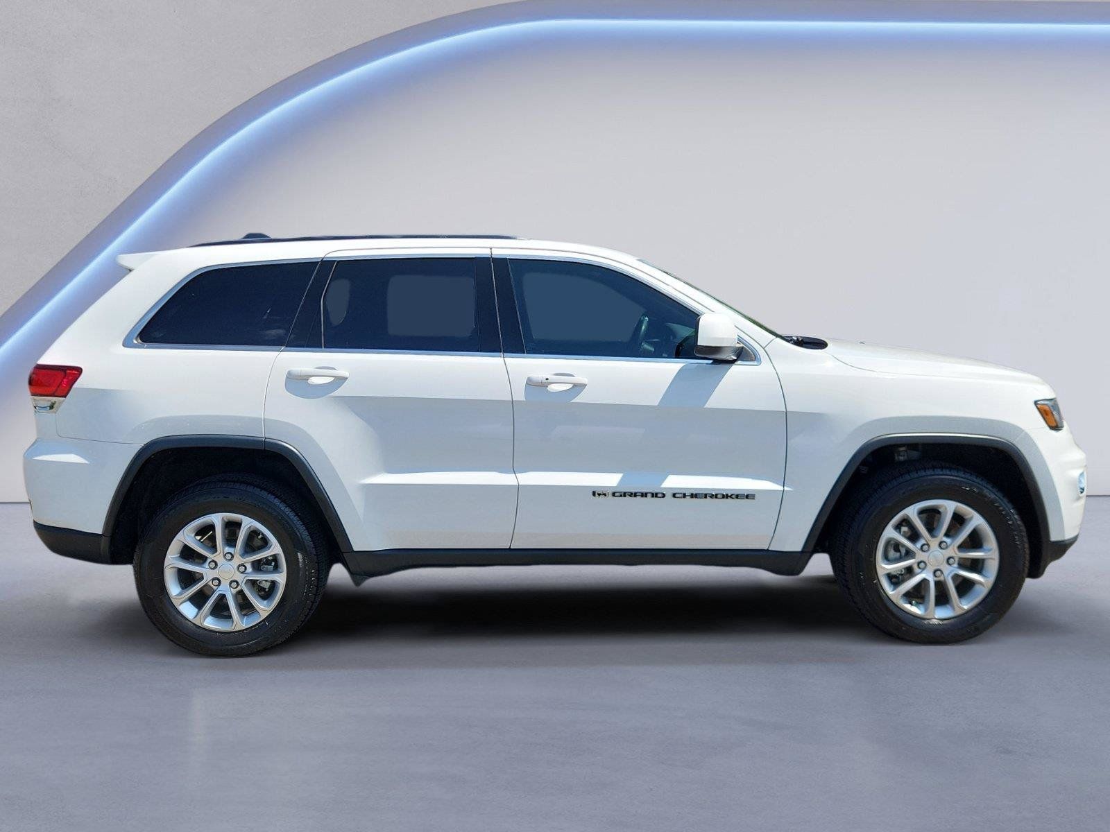 Used 2022 Jeep Grand Cherokee Laredo X AWD/4WD image 2