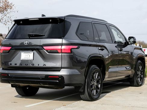 Used 2023 Toyota Sequoia Platinum image 10