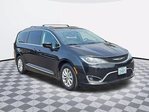 Used 2017 Chrysler Pacifica Touring-L FWD image 8