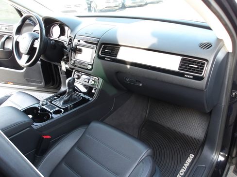 Used 2015 Volkswagen Touareg Sport image 13