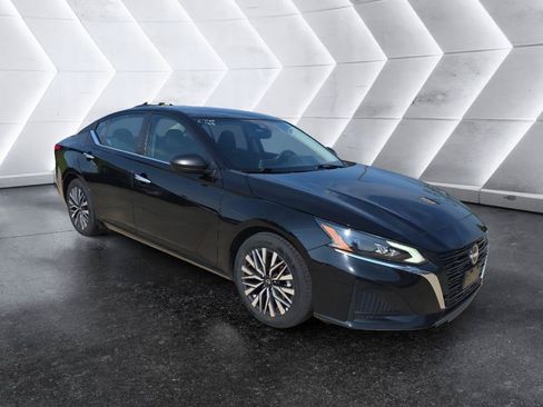 Used 2025 Nissan Altima 2.5 SV FWD image 3