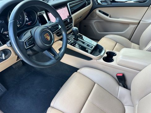 Certified 2023 Porsche Macan AWD/4WD image 4