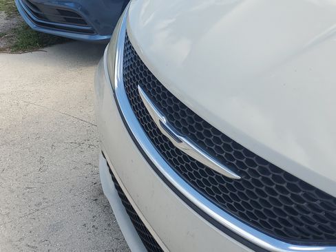 Used 2017 Chrysler Pacifica Touring-L Plus FWD image 10