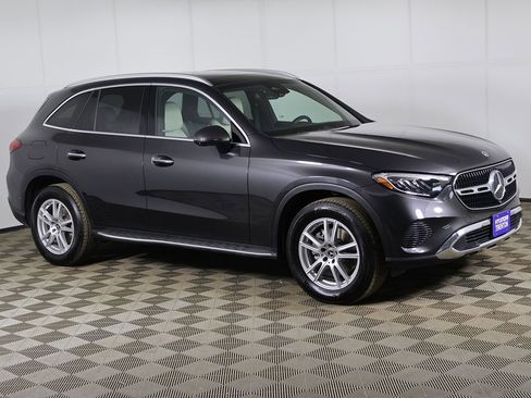 Used 2025 Mercedes-Benz GLC 300 4MATIC image 2