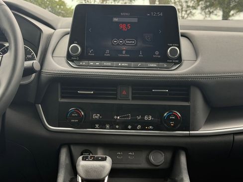 Used 2025 Nissan Rogue SV AWD/4WD image 17