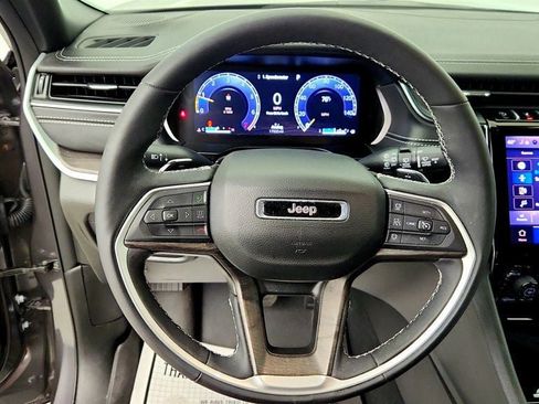 Used 2025 Jeep Grand Cherokee Limited AWD/4WD image 14