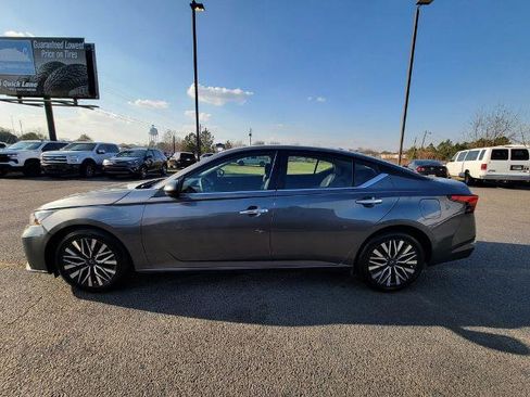 Used 2024 Nissan Altima 2.5 SV image 3