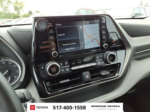 Used 2022 Toyota Highlander XLE AWD/4WD image 20