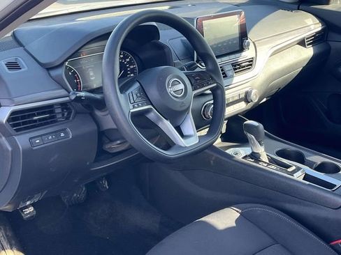 Used 2025 Nissan Altima 2.5 SV image 12