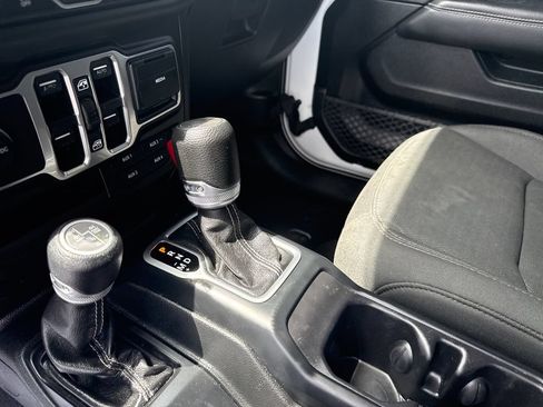 Used 2018 Jeep Wrangler Unlimited Sahara AWD/4WD image 39