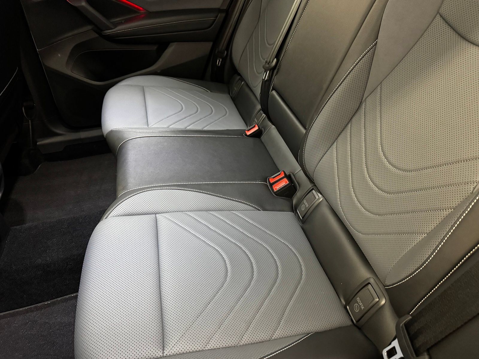 Used 2025 Volkswagen Tiguan SE AWD/4WD image 12