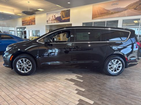 New 2026 Chrysler Pacifica Select AWD/4WD image 8