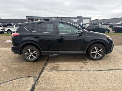 Used 2018 Toyota RAV4 XLE AWD/4WD image 12