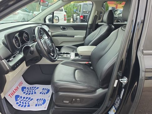 Used 2022 Kia Carnival LX FWD image 9