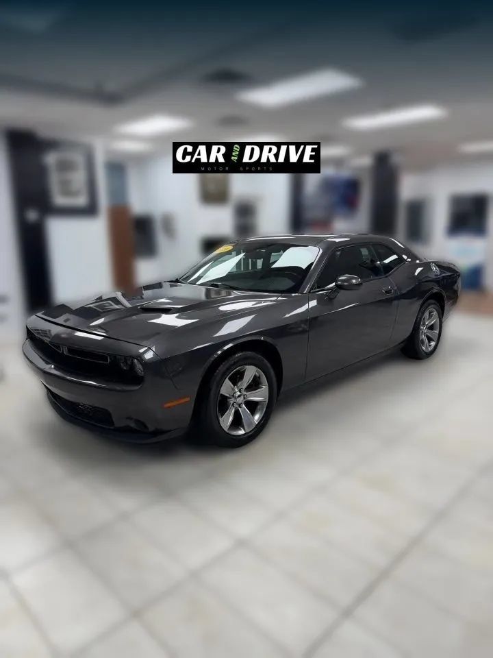 Used 2016 Dodge Challenger SXT RWD image 1