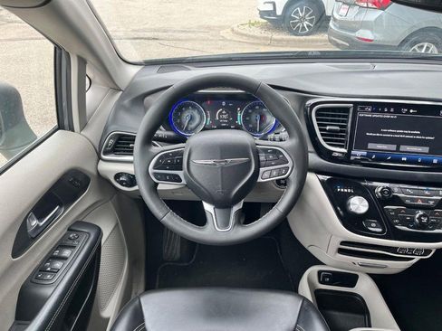 Used 2023 Chrysler Pacifica Touring-L FWD image 9