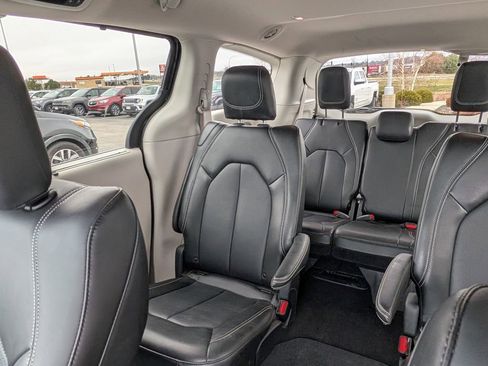 Used 2024 Chrysler Pacifica Touring-L AWD/4WD image 12