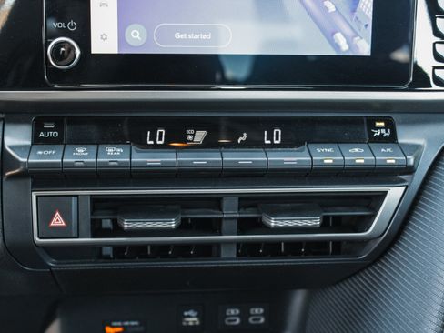 Used 2025 Toyota Camry SE FWD image 18