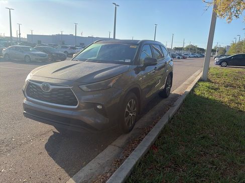 Used 2024 Toyota Highlander XLE image 1