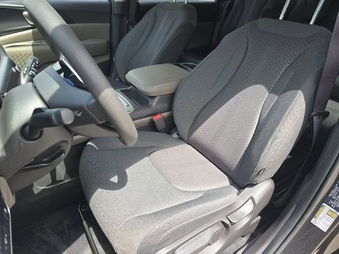 Used 2026 Kia Carnival LX FWD image 21