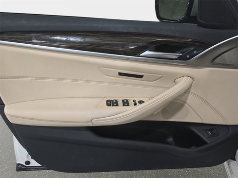 Used 2022 BMW 530i w/ Convenience Package image 25