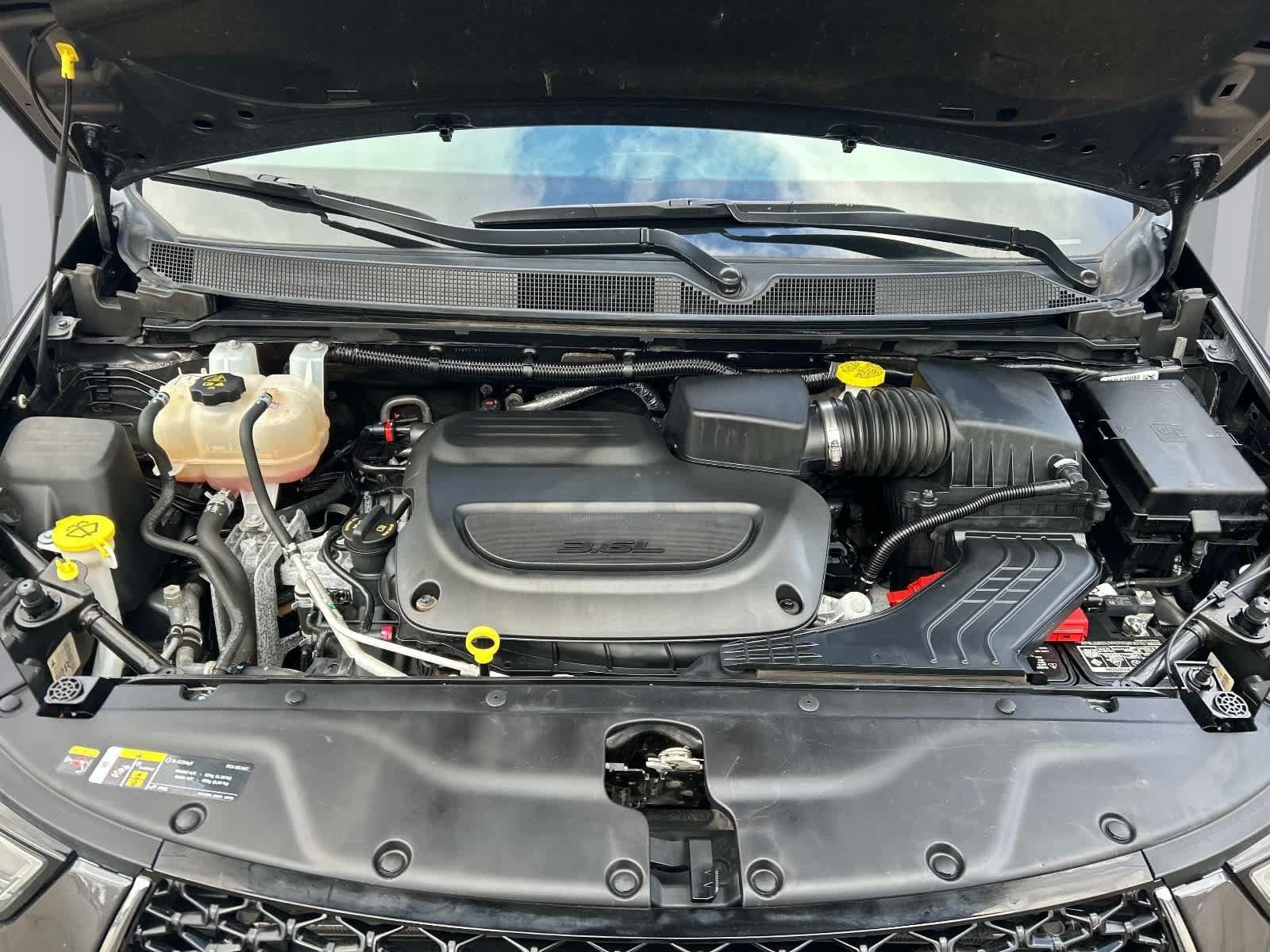 Used 2023 Chrysler Pacifica Limited FWD image 11