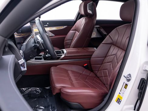Certified 2023 BMW i7 xDrive60 AWD/4WD image 17