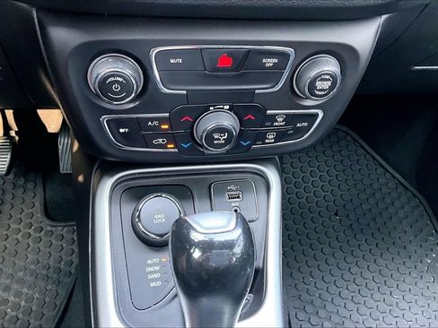 Used 2019 Jeep Compass Latitude w/ Popular Equipment Group AWD/4WD image 29