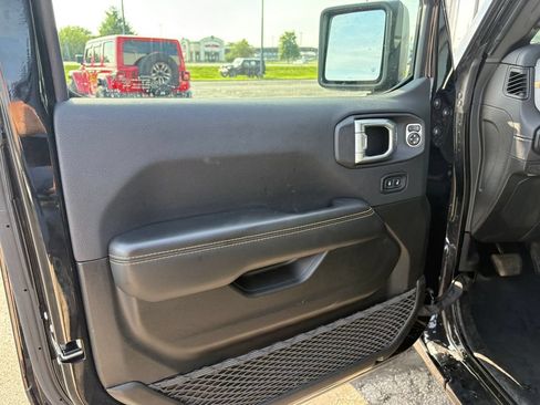 Used 2025 Jeep Wrangler Unlimited Sahara AWD/4WD image 13