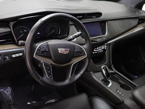 Used 2017 Cadillac XT5 Platinum w/ Driver Assist Package image 6