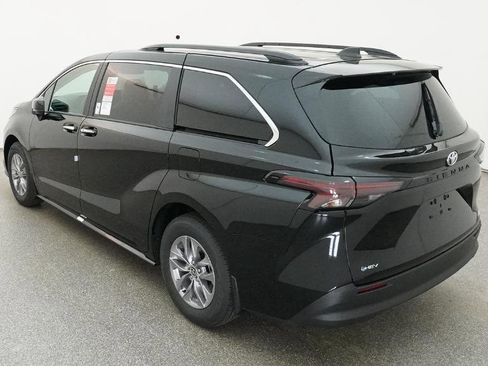 New 2026 Toyota Sienna XLE FWD image 12